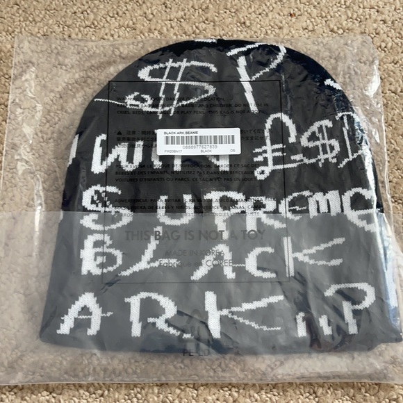 Supreme Beanie - Picture 2 of 2